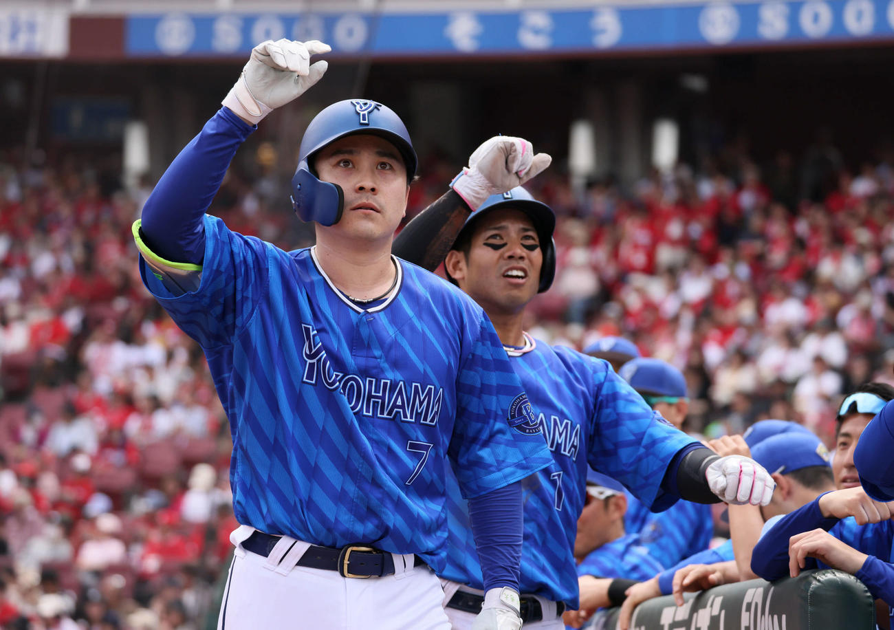 広島対DeNA 4回表DeNA1死二塁、先制右越え2点本塁打を放った佐野（撮影・加藤孝規）
