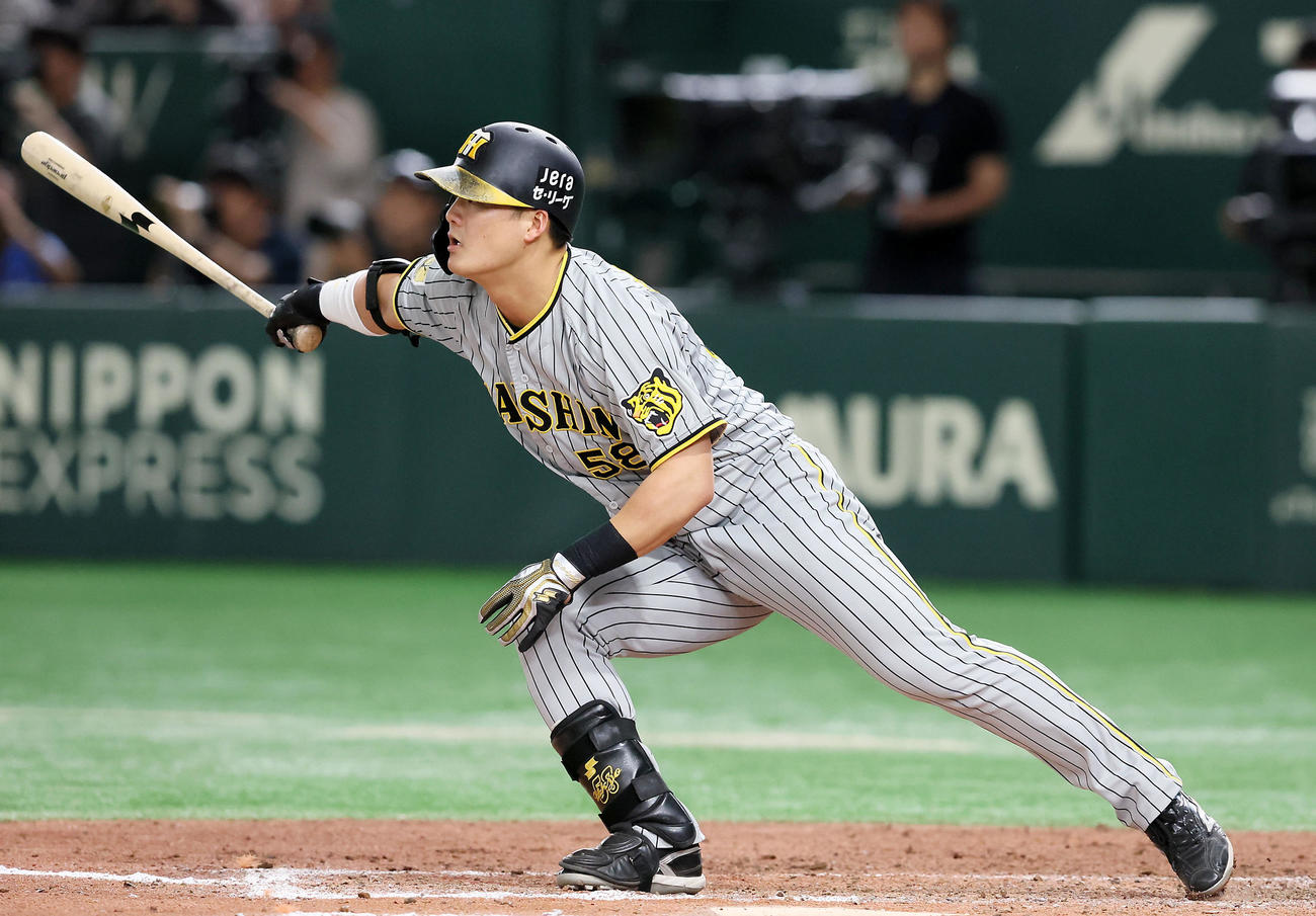 巨人対阪神　8回表阪神無死二塁、前川は左前適時打を放つ（撮影・加藤哉）