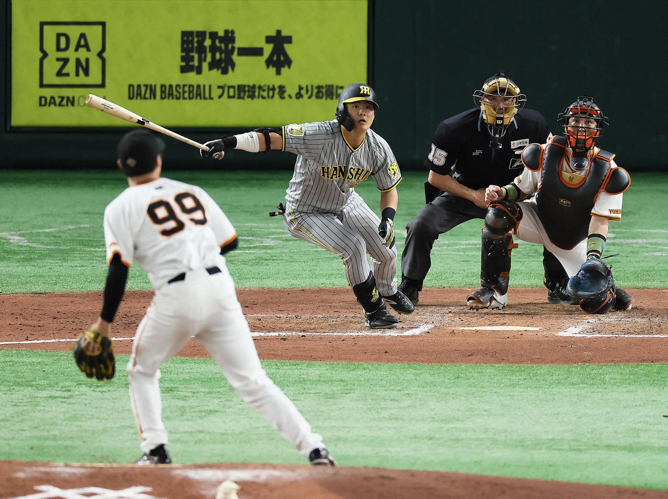 巨人対阪神　8回表阪神無死二塁、前川は左前適時打を放つ。投手京本（撮影・足立雅史）