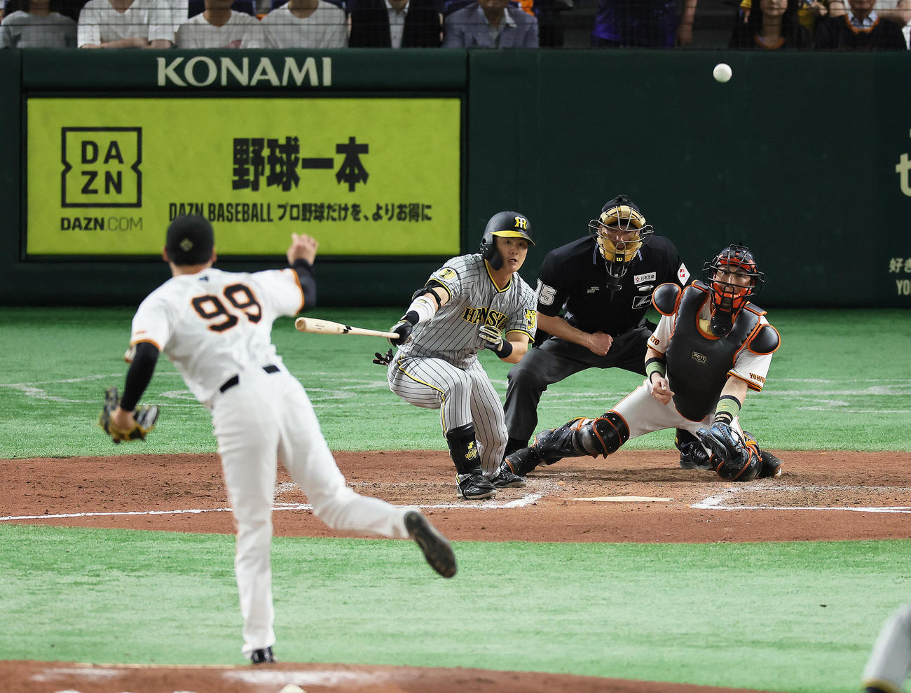 巨人対阪神　8回表阪神無死二塁、前川は左前適時打を放つ。投手京本（撮影・足立雅史）