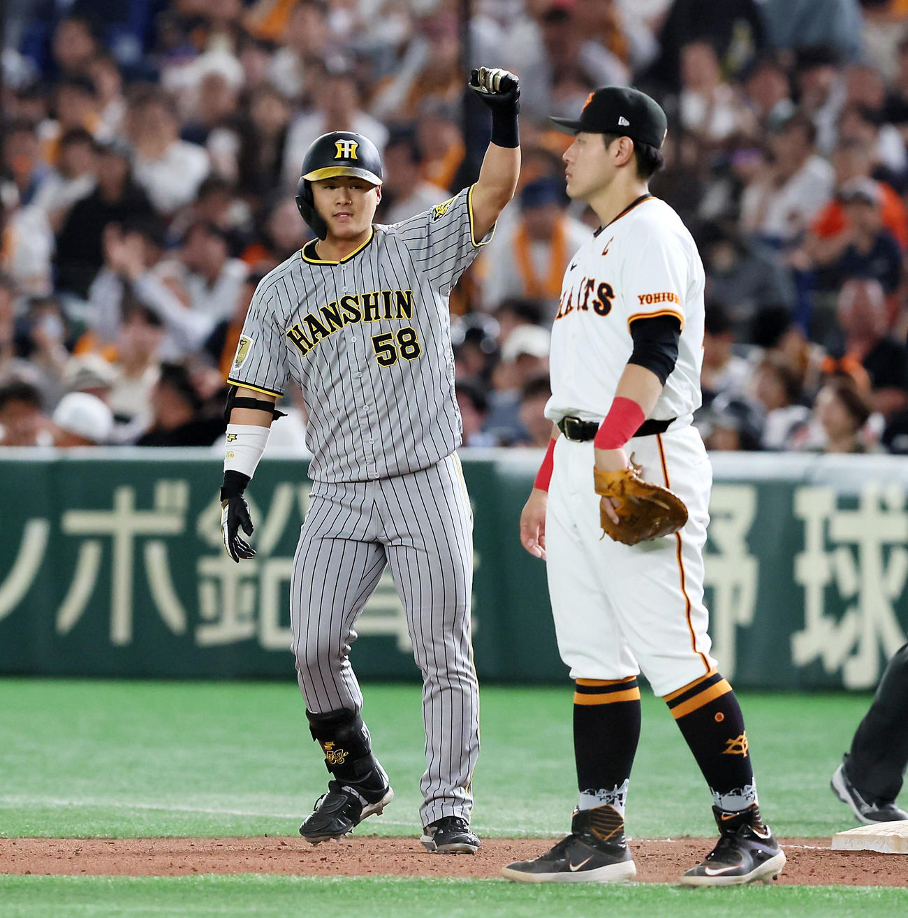 巨人対阪神　8回表阪神無死二塁、前川は左適時打を放ちベンチへ向かってポーズを決める（撮影・加藤哉）