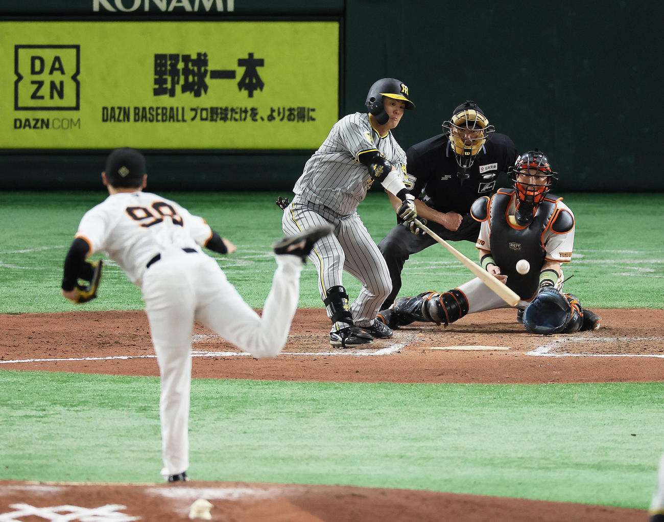 巨人対阪神　8回表阪神無死二塁、前川は左前適時打を放つ。投手京本（撮影・足立雅史）