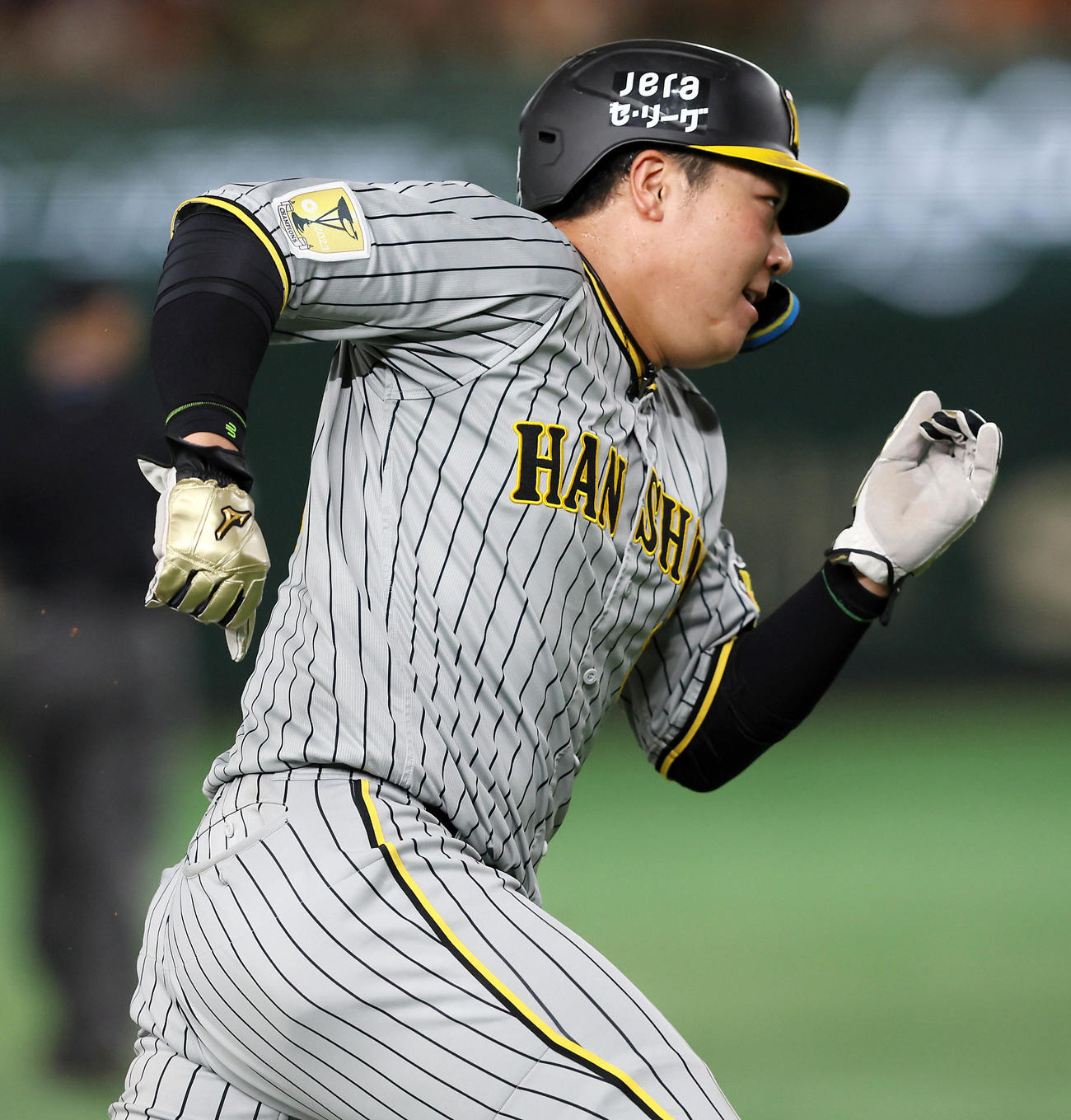 巨人対阪神　8回表阪神無死二塁、前川の左適時打で生還する二塁走者大山（撮影・加藤哉）