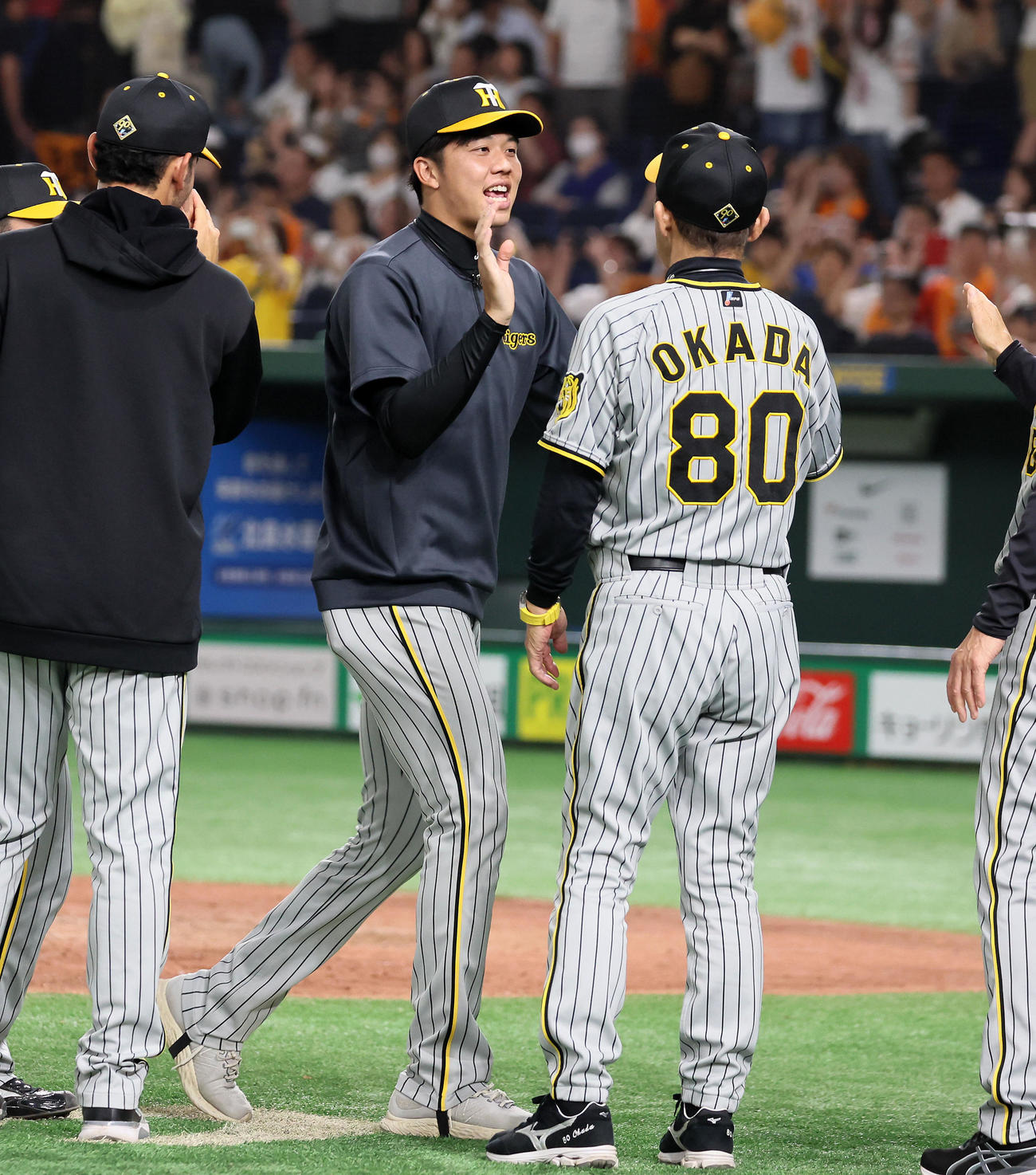 巨人対阪神　勝利投手の才木（左）は岡田監督とタッチする（撮影・加藤哉）