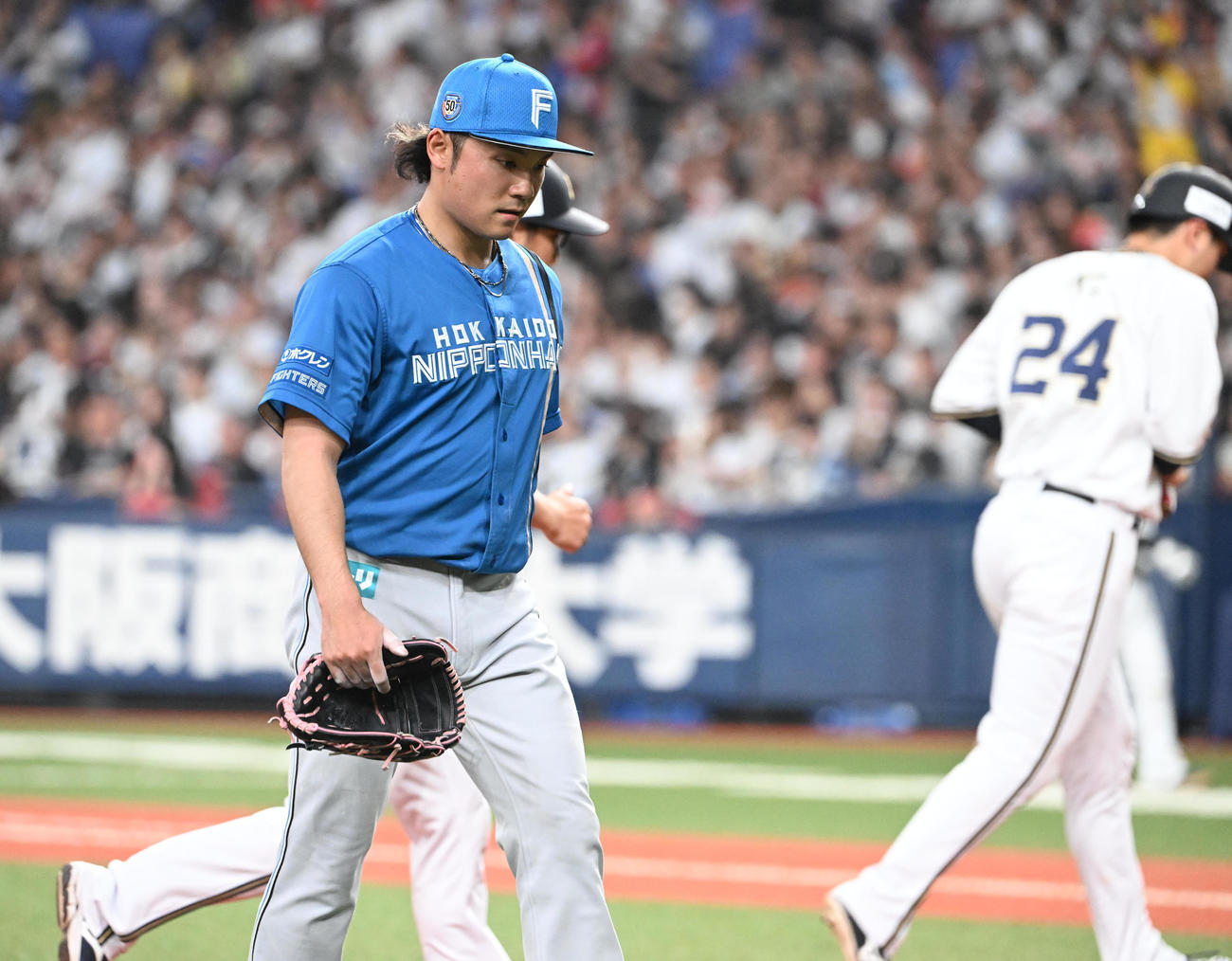 オリックス対日本ハム　2回に逆転を許しベンチに引き揚げる日本ハム伊藤（撮影・和賀正仁）