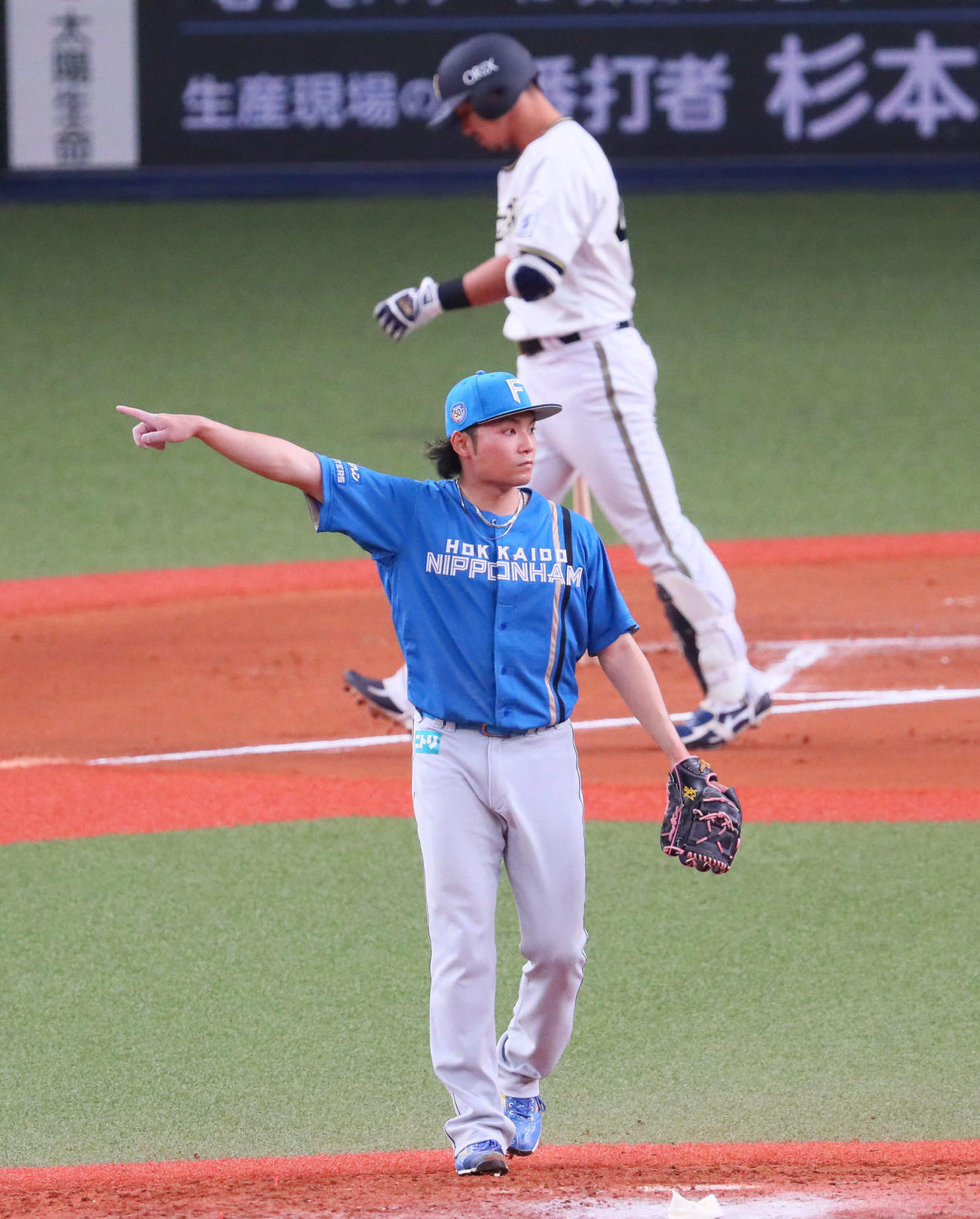 オリックス対日本ハム　6回裏オリックス1死一塁、伊藤は頓宮を三飛に打ち取り、一塁送球を指示して併殺とする（撮影・宮崎幸一）