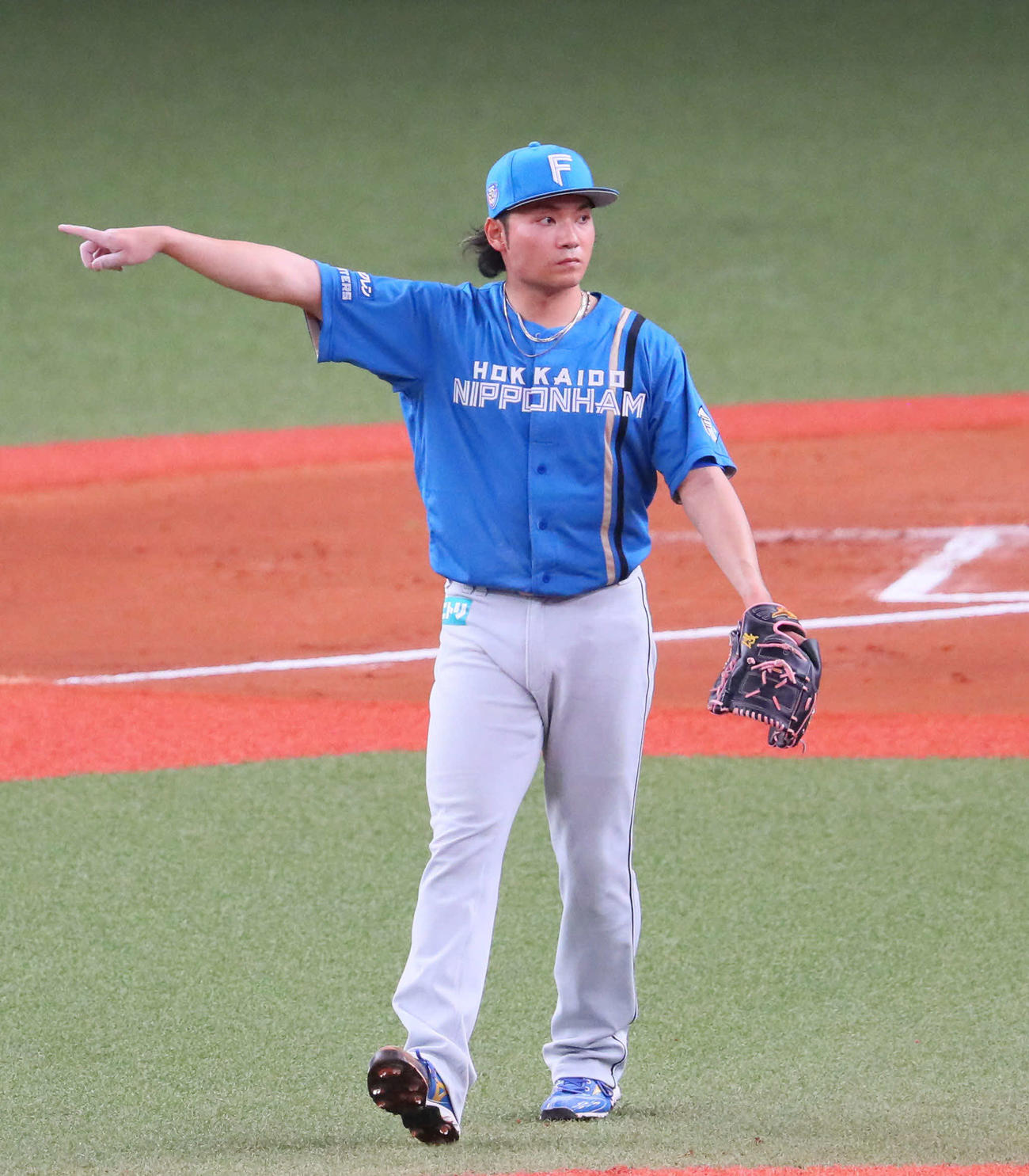 オリックス対日本ハム　6回裏オリックス1死一塁、伊藤は頓宮を三飛に打ち取り、一塁送球を指示して併殺とする（撮影・宮崎幸一）