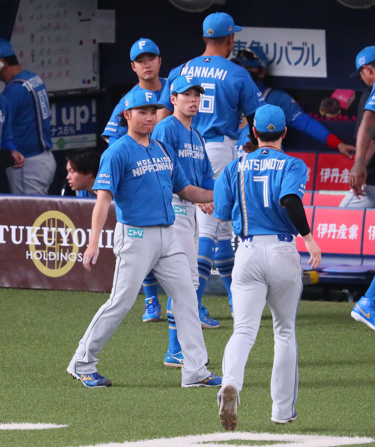 オリックス対日本ハム　7回裏オリックス攻撃終了、途中降板した伊藤はナインを出迎える（撮影・宮崎幸一）