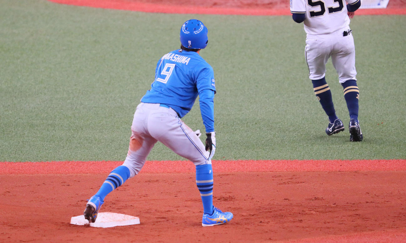 オリックス対日本ハム　8回表日本ハム1死一、三塁、二塁盗塁を決めた中島（撮影・宮崎幸一）