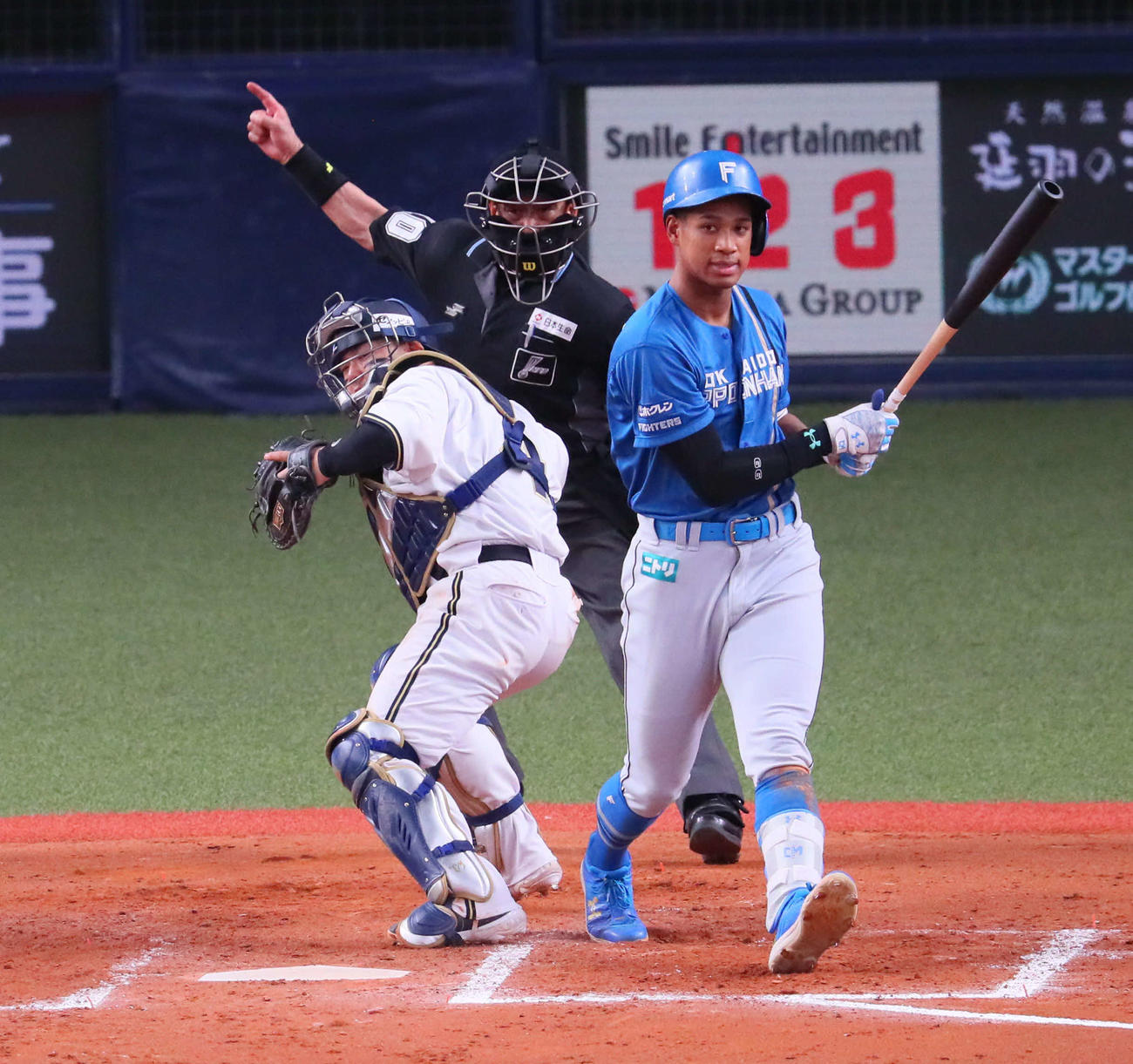 オリックス対日本ハム　8回表日本ハム1死一、三塁、打者万波の時、中島の二盗に送球できなかった森（撮影・宮崎幸一）