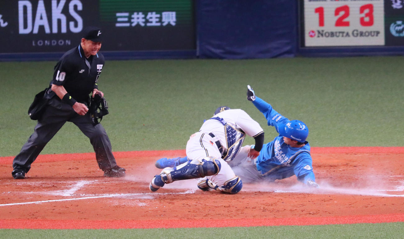 オリックス対日本ハム　8回表日本ハム1死一、三塁、中島は松本剛の投前セーフティースクイズで生還する。捕手は森（撮影・宮崎幸一）