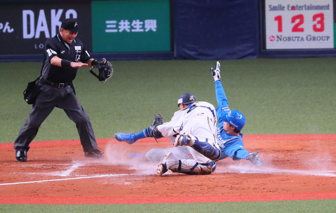 オリックス対日本ハム　8回表日本ハム1死一、三塁、中島は松本剛の投前セーフティースクイズで生還する。捕手は森（撮影・宮崎幸一）