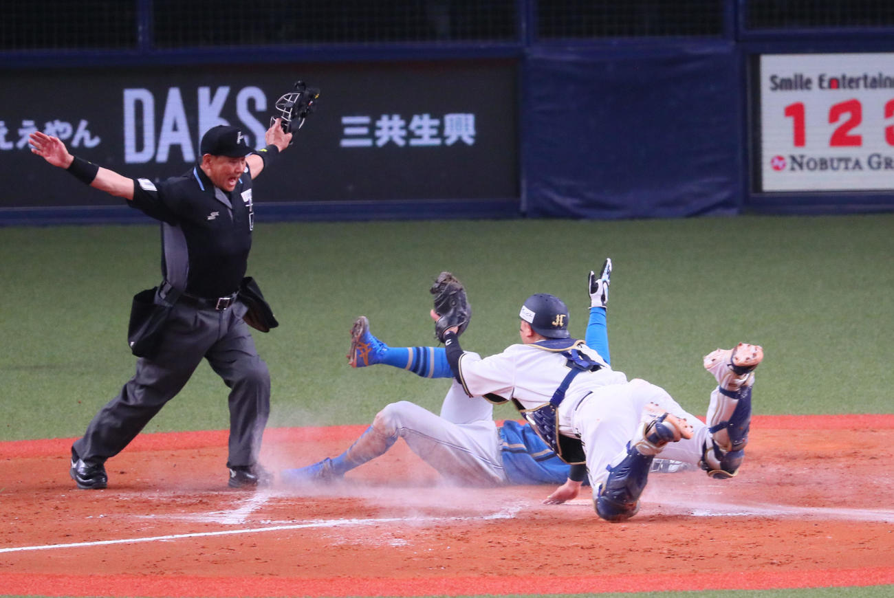 オリックス対日本ハム　8回表日本ハム1死一、三塁、中島は松本剛の投前セーフティースクイズで生還する。捕手は森（撮影・宮崎幸一）