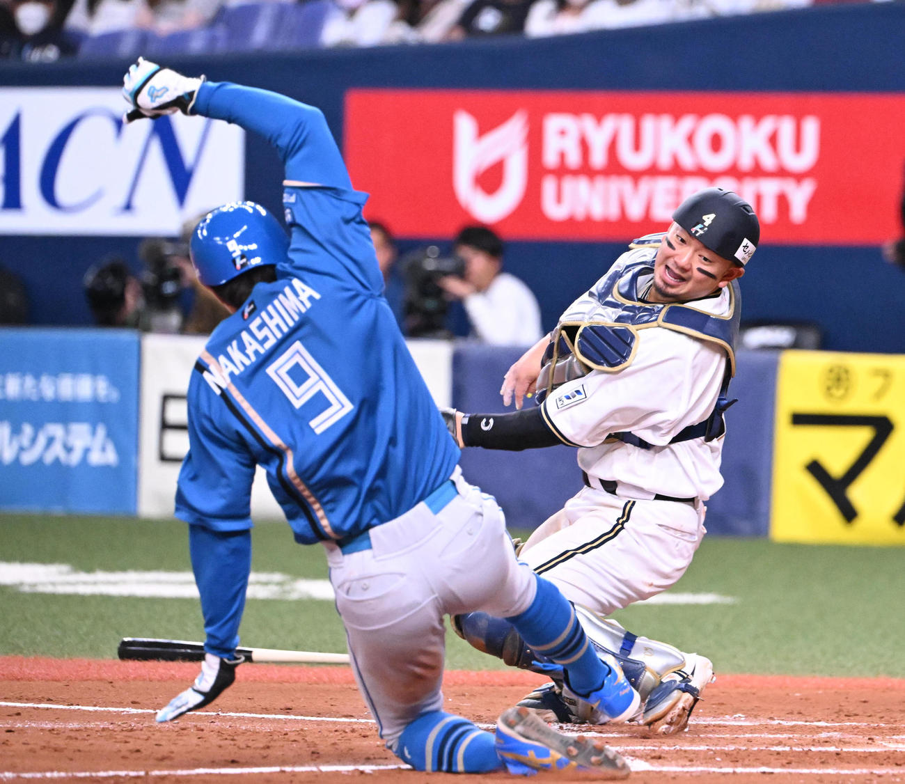 オリックス対日本ハム　8回表日本ハム1死一、三塁、松本剛のスクイズで生還する三塁走者は中島、捕手森（撮影・和賀正仁）