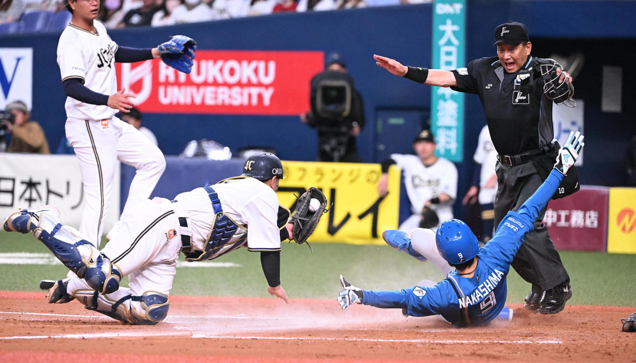 オリックス対日本ハム　8回表日本ハム1死一、三塁、松本剛のスクイズで生還する三塁走者は中島、捕手森（撮影・和賀正仁）