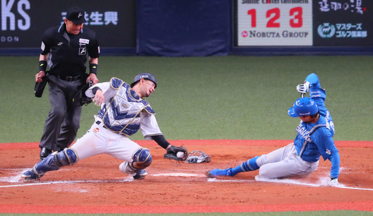 オリックス対日本ハム　8回表日本ハム1死一、三塁、中島は松本剛の投前セーフティースクイズで生還する。捕手は森（撮影・宮崎幸一）