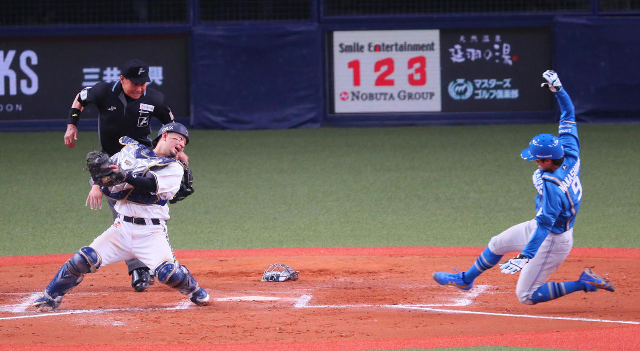 オリックス対日本ハム　8回表日本ハム1死一、三塁、中島は松本剛の投前セーフティースクイズで生還する。捕手は森（撮影・宮崎幸一）