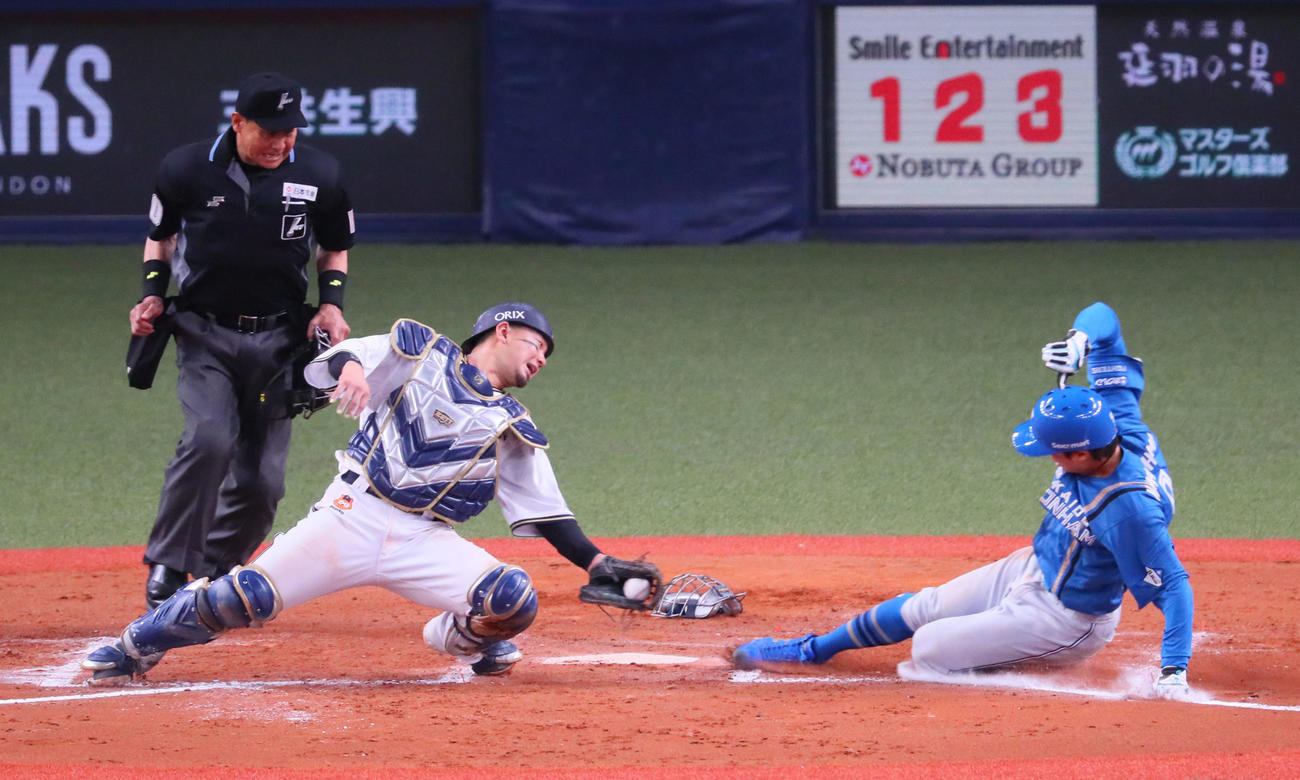 オリックス対日本ハム　8回表日本ハム1死一、三塁、中島は松本剛の投前セーフティースクイズで生還する。捕手は森（撮影・宮崎幸一）
