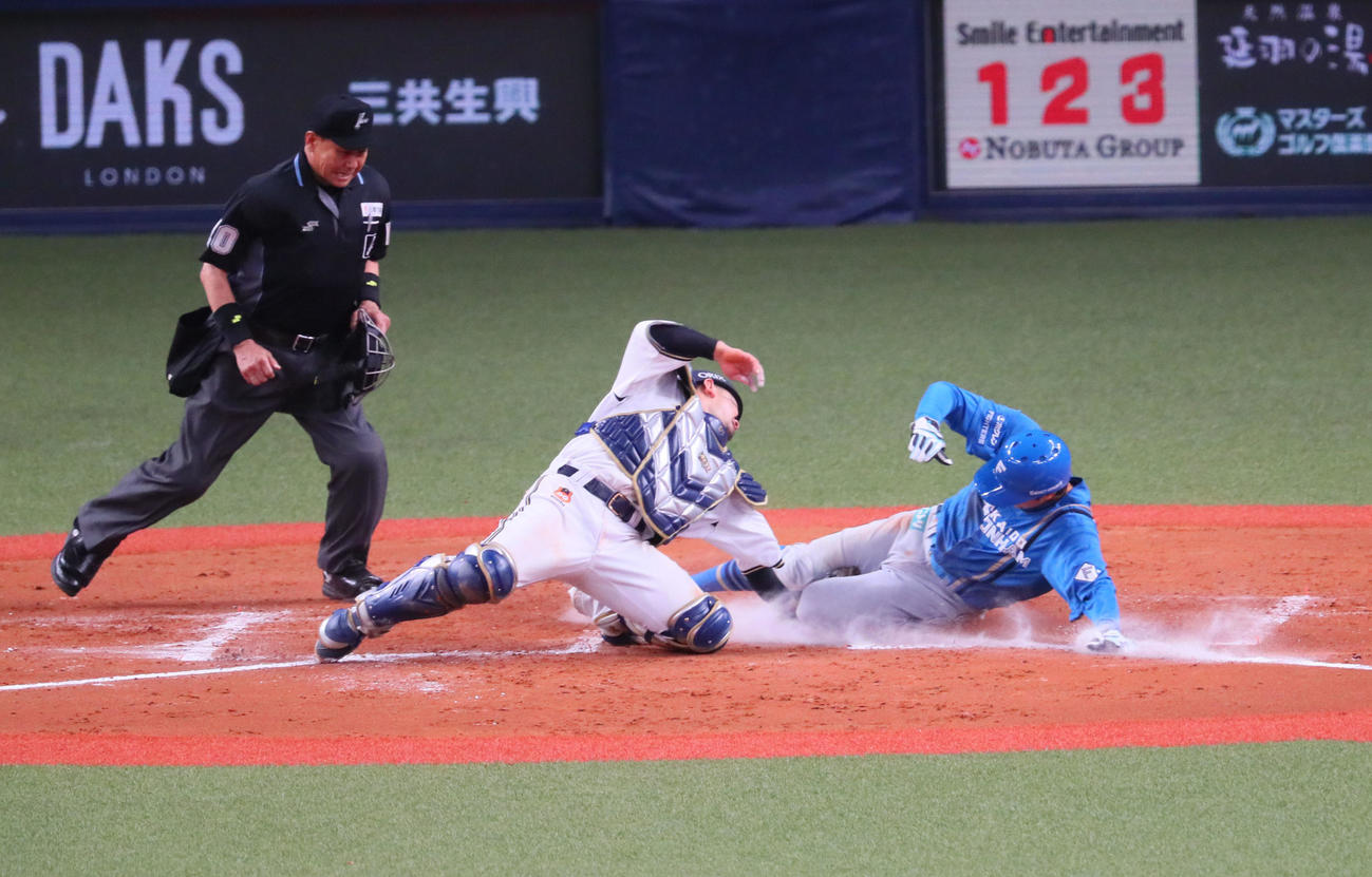 オリックス対日本ハム　8回表日本ハム1死一、三塁、中島は松本剛の投前セーフティースクイズで生還する。捕手は森（撮影・宮崎幸一）