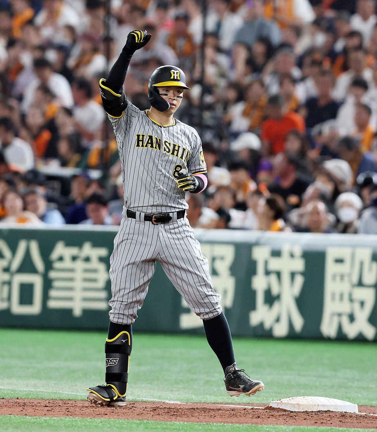 巨人対阪神　3回表阪神1死一塁、佐藤輝は左前適時打を放ちベンチに向かってポーズを決める（撮影・加藤哉）