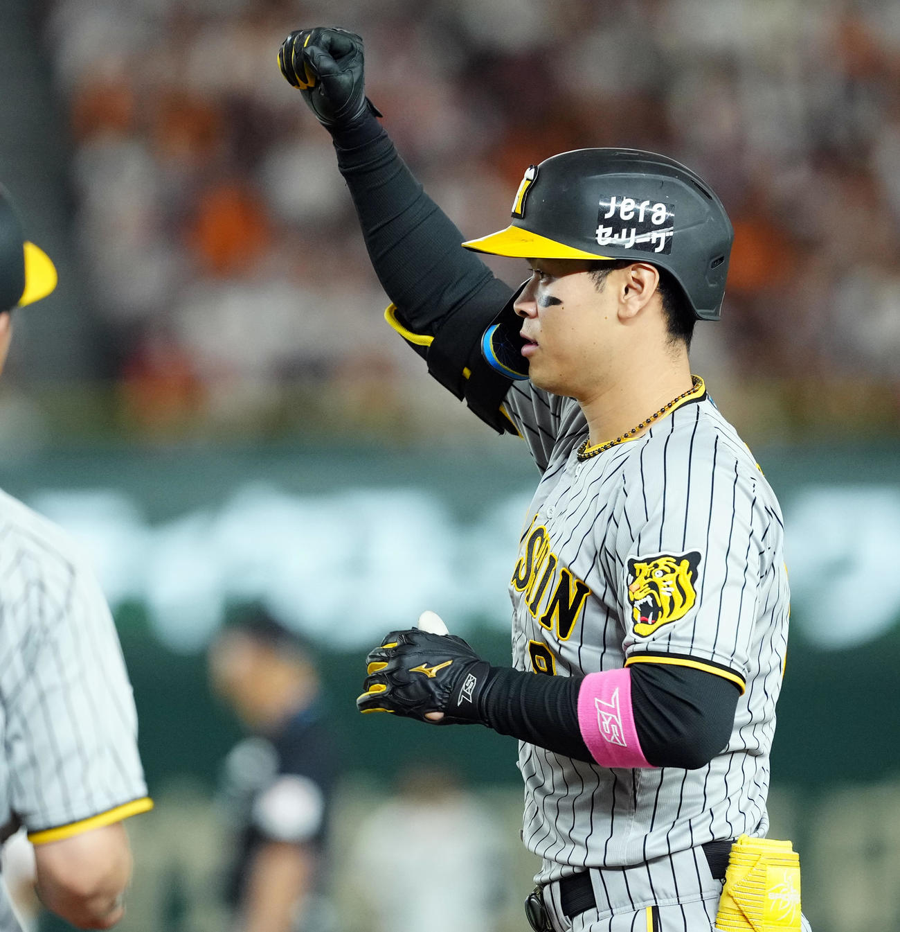 巨人対阪神　3回表阪神1死二塁、左前に適時打を放つ佐藤輝（撮影・たえ見朱実）