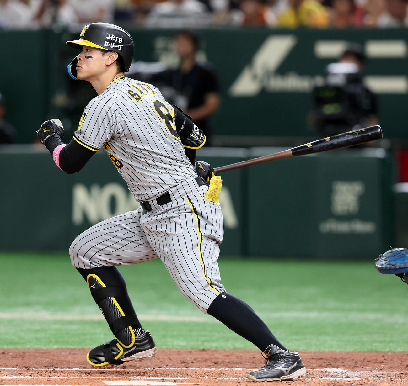 巨人対阪神　3回表阪神1死一塁、佐藤輝は左前適時打を放つ（撮影・加藤哉）