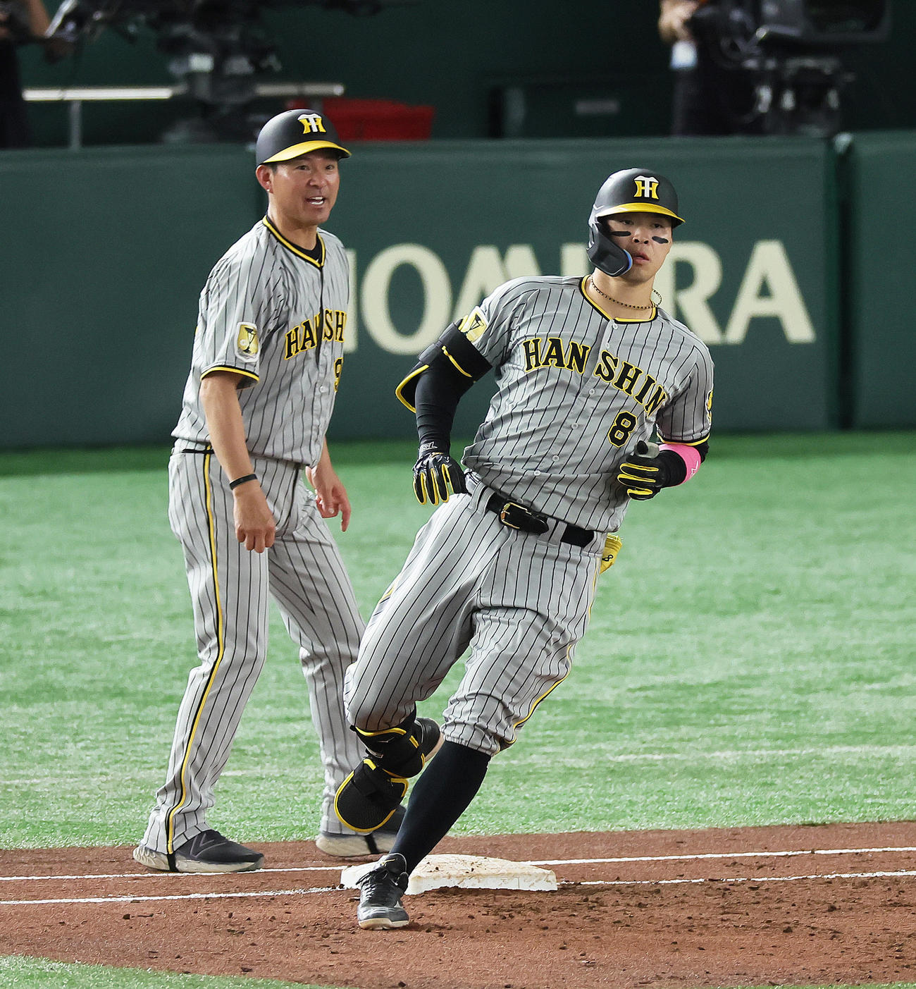 巨人対阪神　3回表阪神1死二塁、佐藤輝は左前適時打を放つ（撮影・足立雅史）