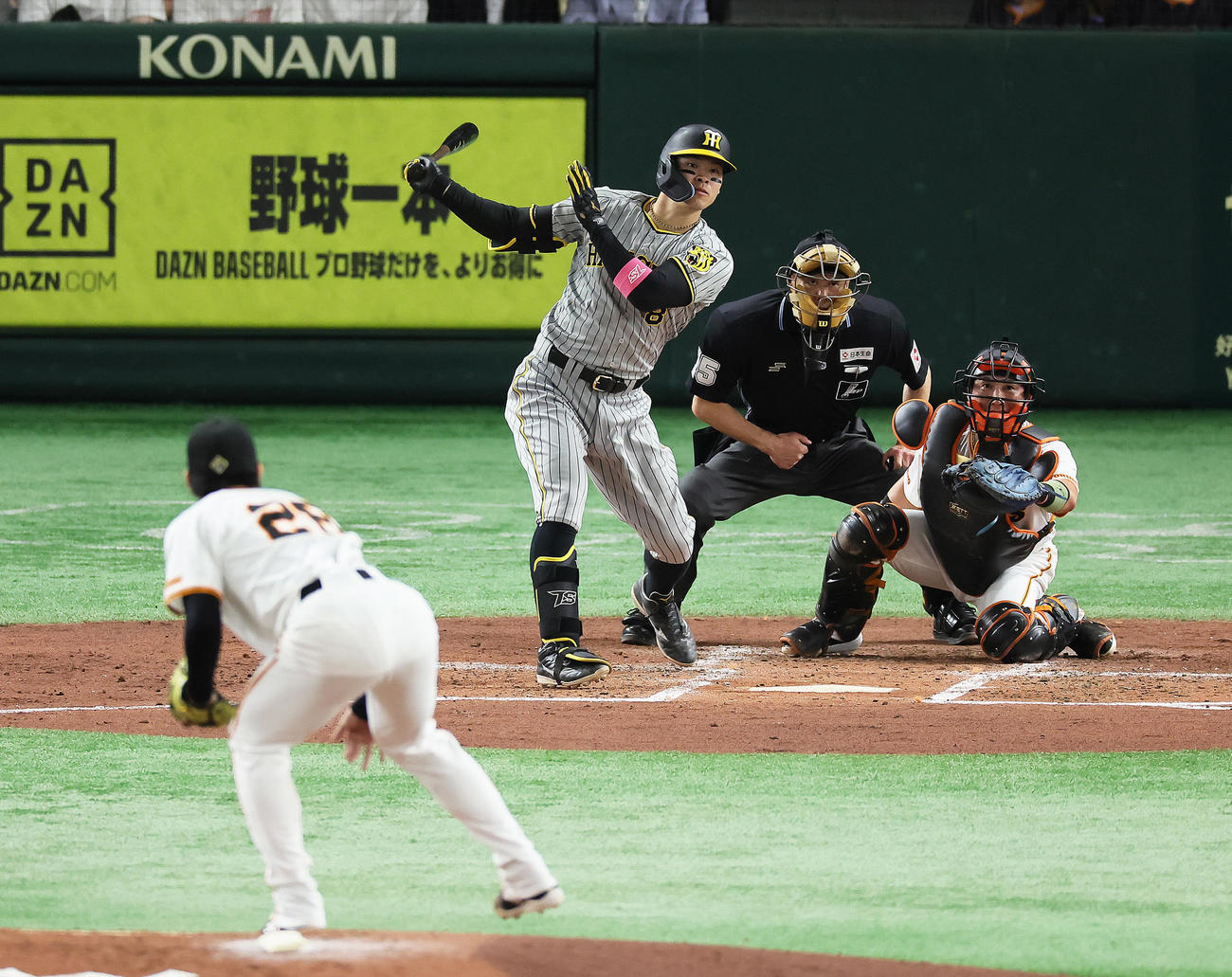 巨人対阪神　3回表阪神1死二塁、佐藤輝は左前適時打を放つ。投手高橋礼（撮影・足立雅史）