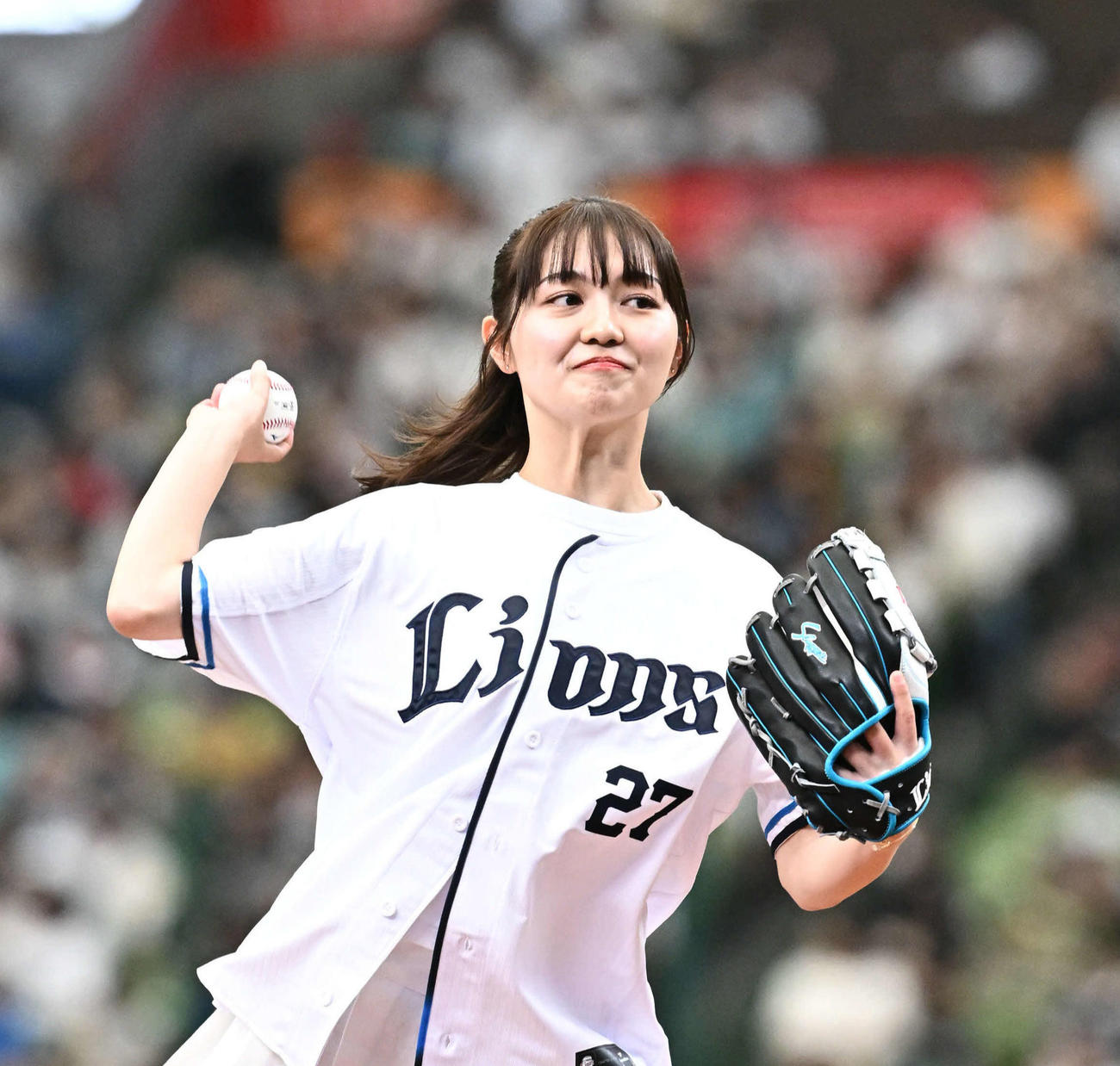 西武対ソフトバンク　始球式で投球する細川愛倫　（撮影・滝沢徹郎）