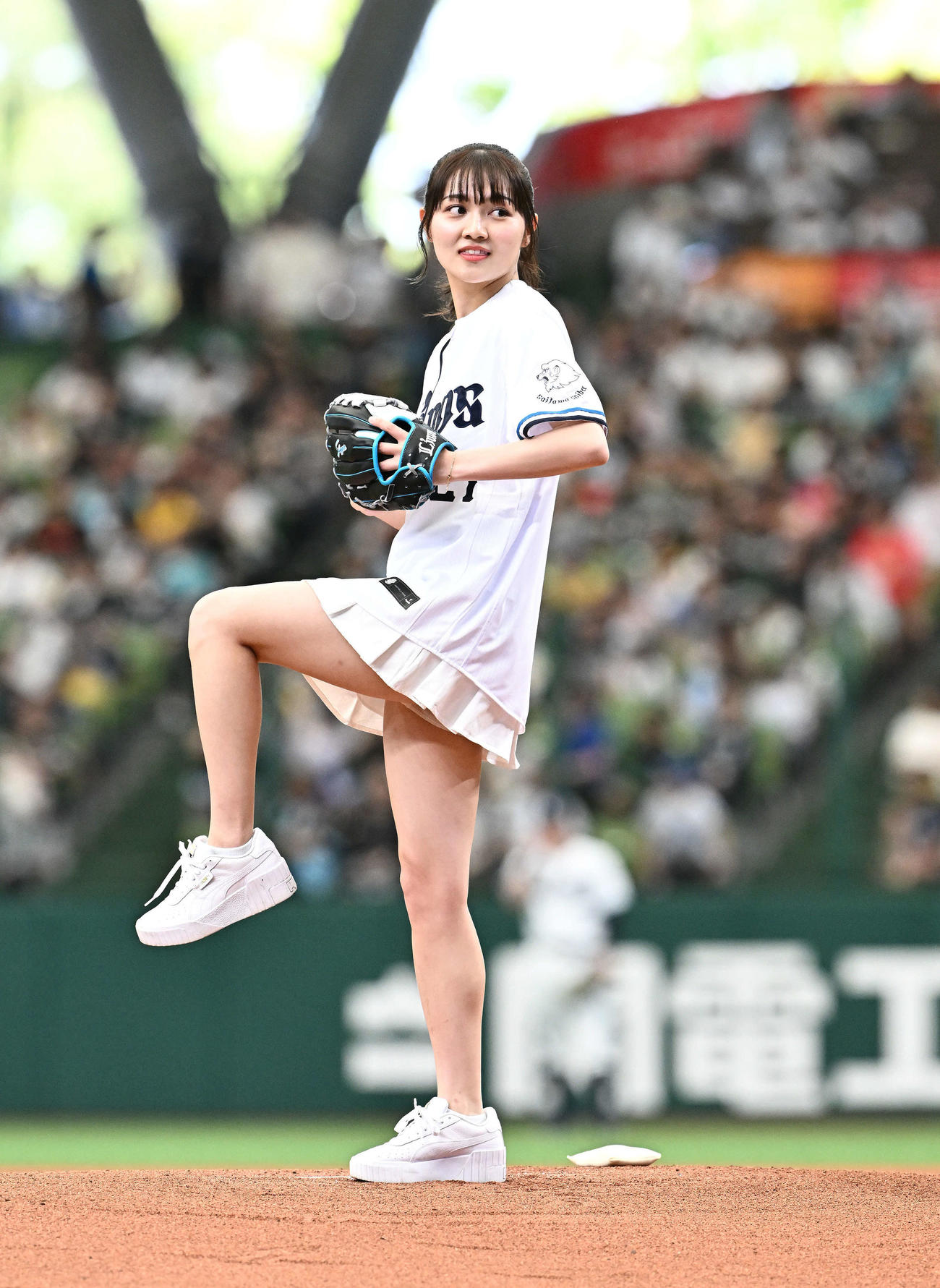 西武対ソフトバンク　始球式で投球する細川愛倫　（撮影・滝沢徹郎）