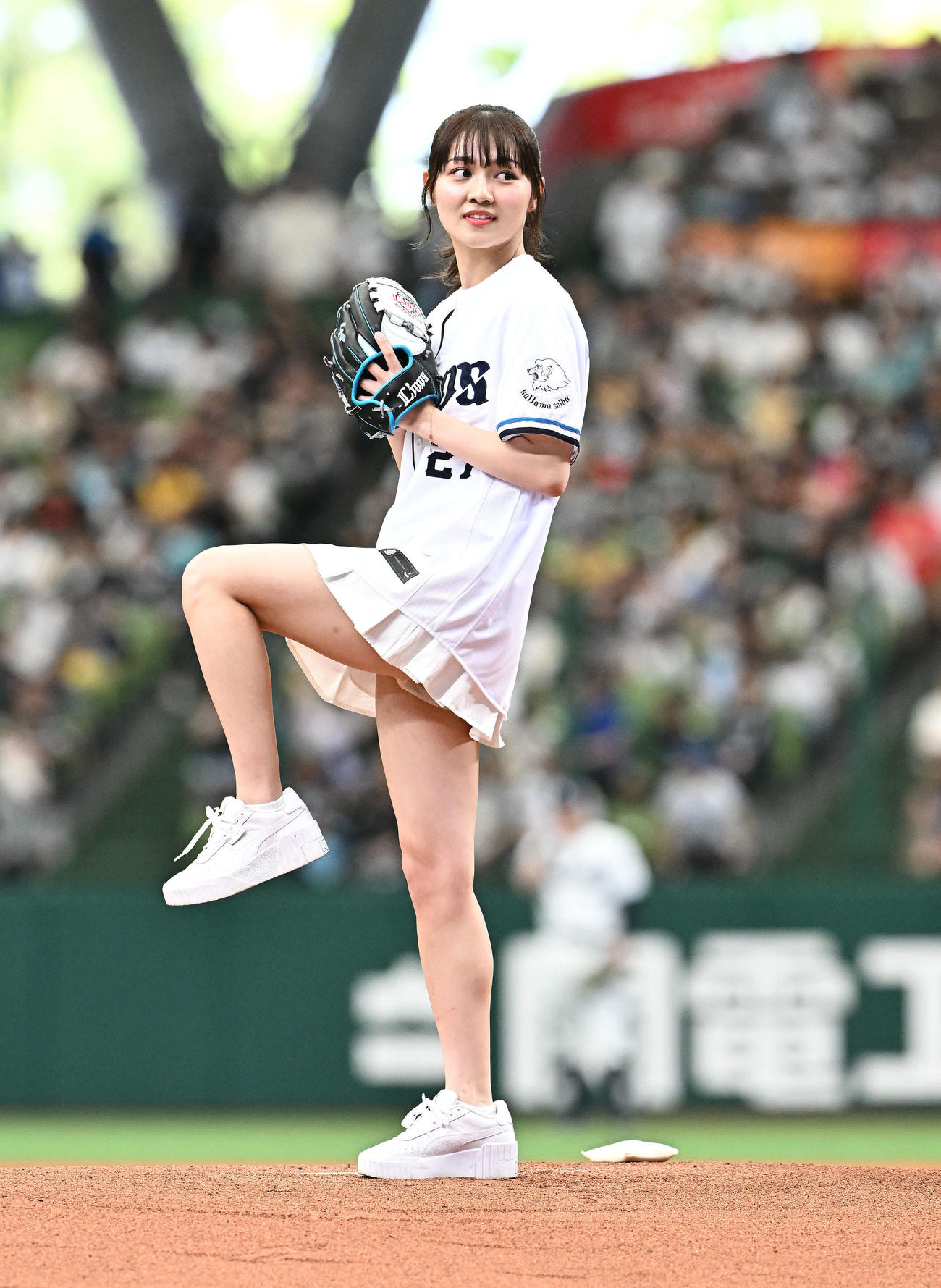 西武対ソフトバンク　始球式で投球する細川愛倫　（撮影・滝沢徹郎）