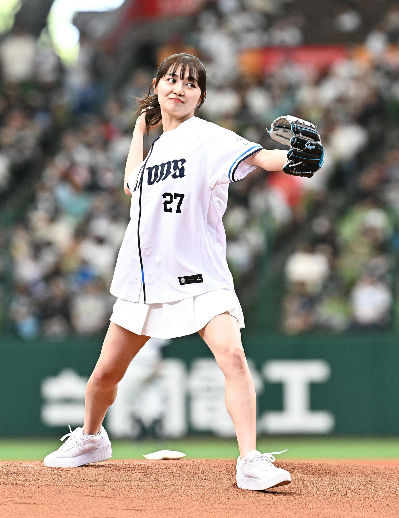 西武対ソフトバンク　始球式で投球する細川愛倫　（撮影・滝沢徹郎）