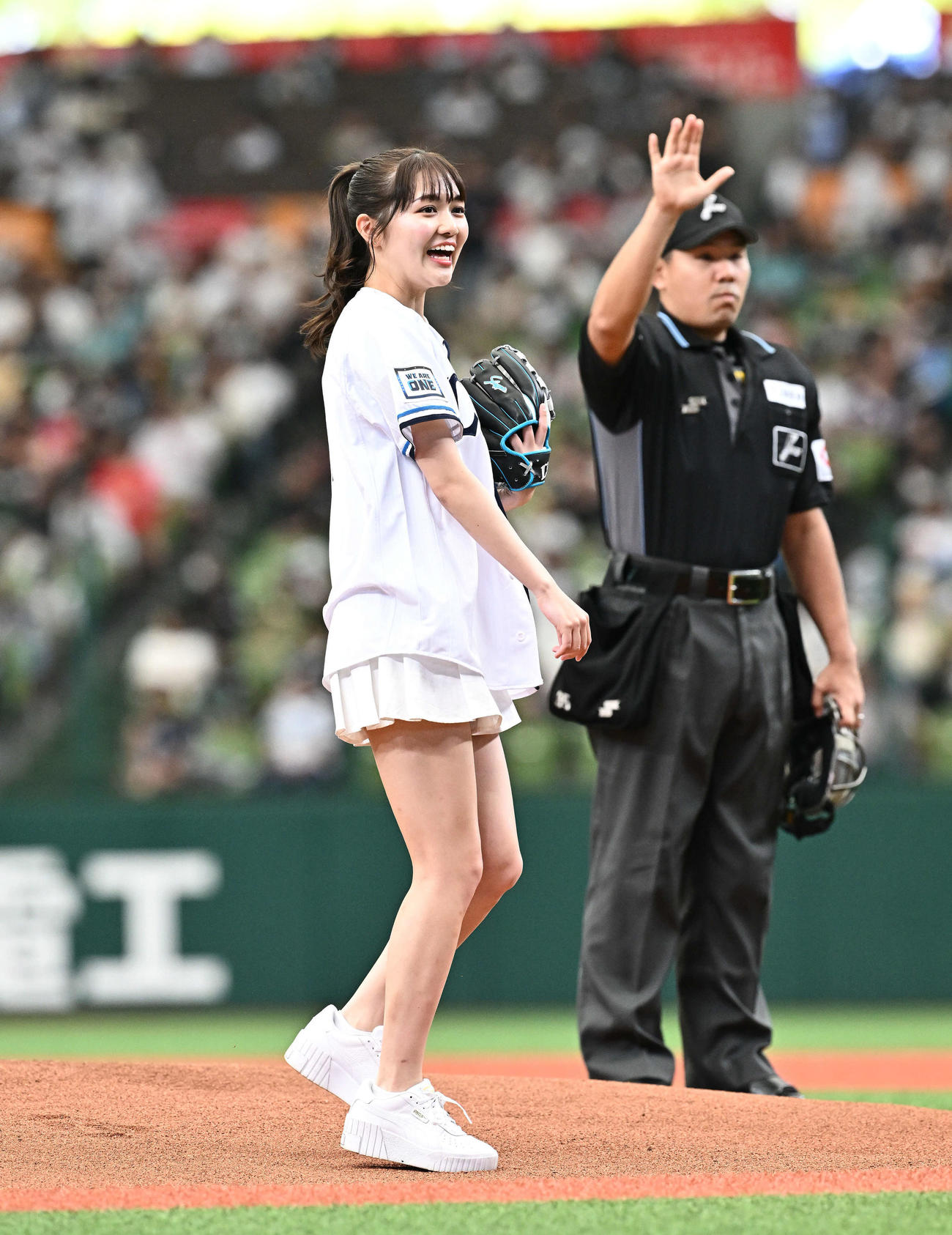 西武対ソフトバンク　始球式で投球する細川愛倫　（撮影・滝沢徹郎）