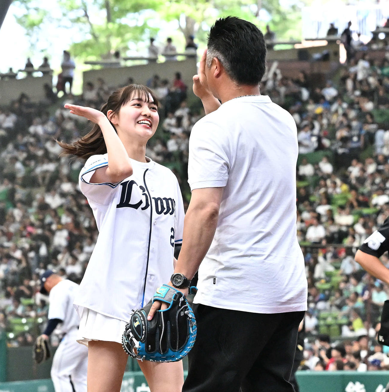 西武対ソフトバンク　始球式を終えタッチをかわす細川愛倫（左）と父の細川亨氏（撮影・滝沢徹郎）
