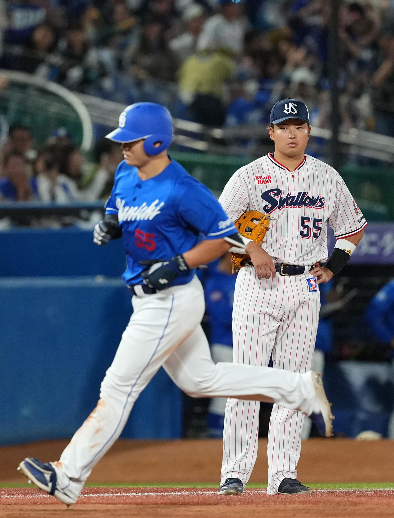 ヤクルト対中日　7回表中日2死一、二塁、左中間へ3点本塁打を放った細川（左）を見つめる村上（撮影・横山健太）