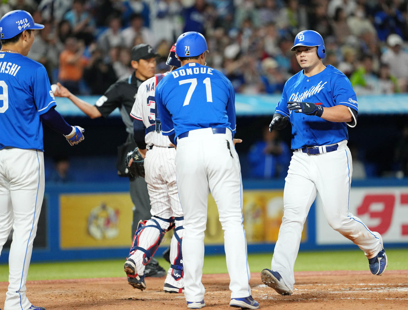 ヤクルト対中日　7回表中日2死一、二塁、左中間へ3点本塁打を放ちタッチを交わす細川（右）（撮影・横山健太）