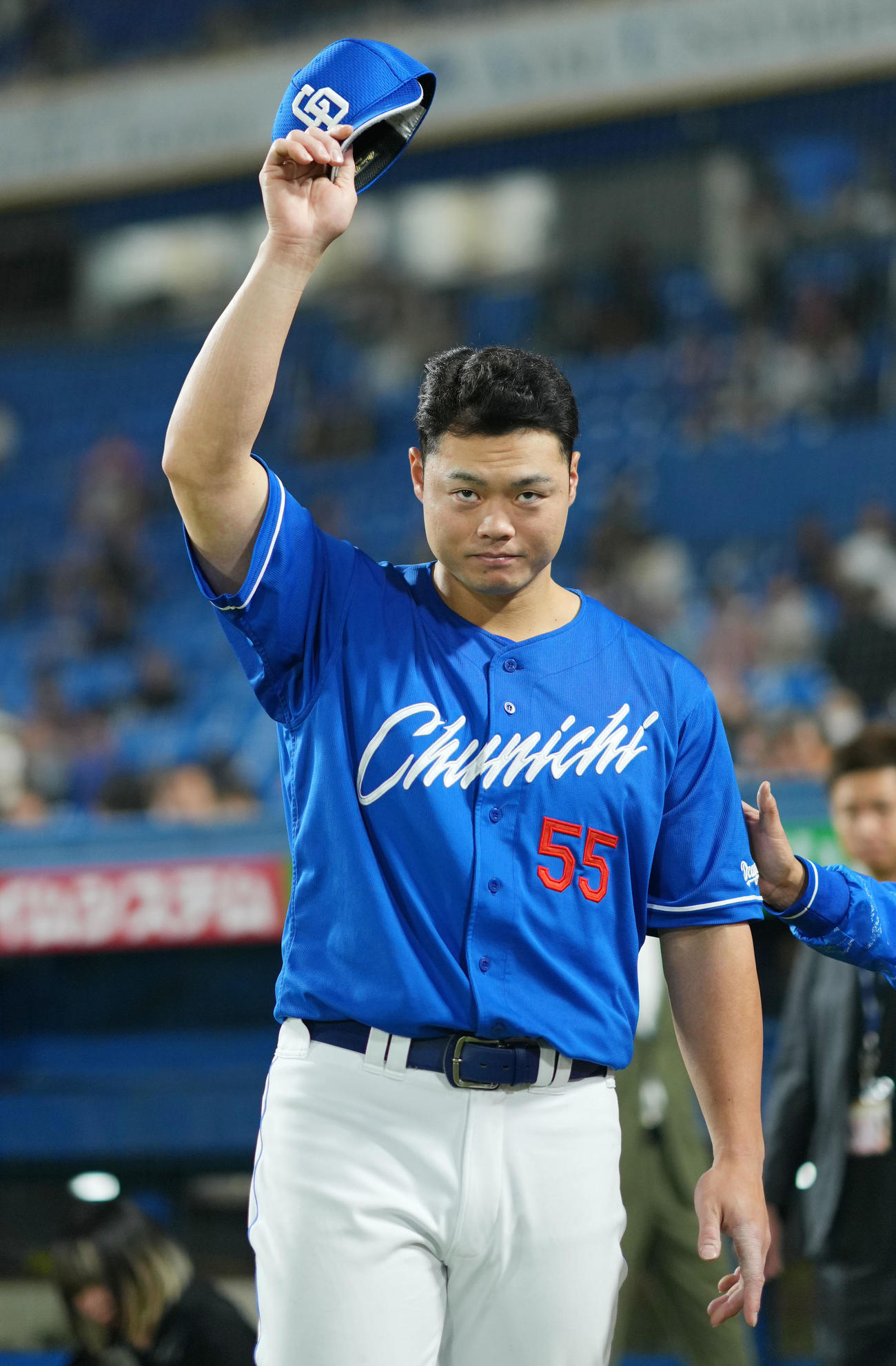 ヤクルト対中日　声援に応える中日細川（撮影・横山健太）