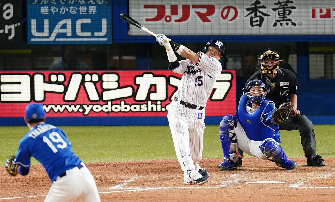 ヤクルト対中日　4回裏ヤクルト2死、三振に倒れる村上。投手高橋宏、捕手宇佐見（撮影・横山健太）