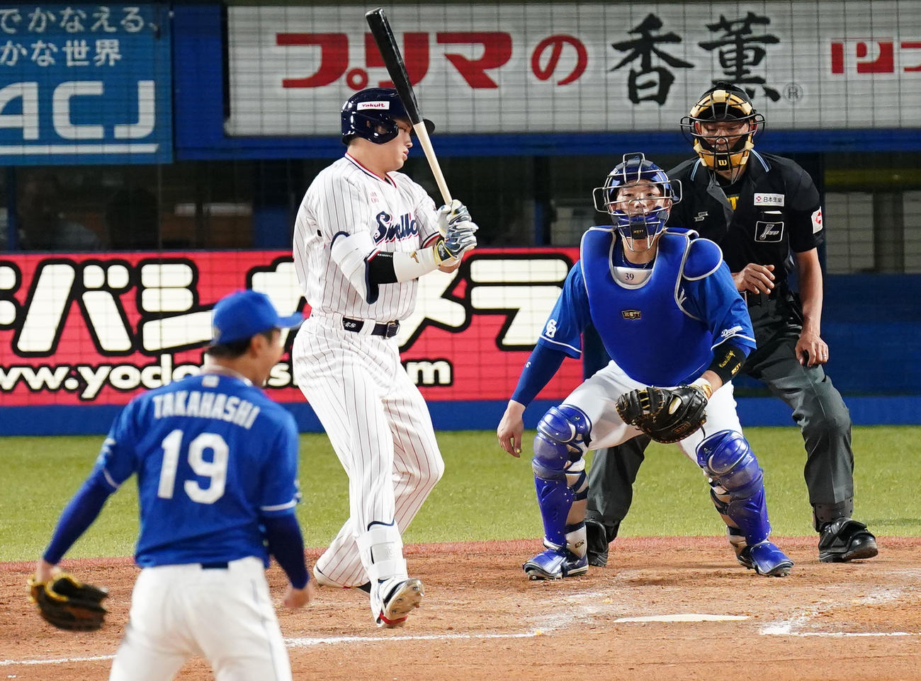 ヤクルト対中日　4回裏ヤクルト2死、三振に倒れる村上。投手高橋宏、捕手宇佐見（撮影・横山健太）