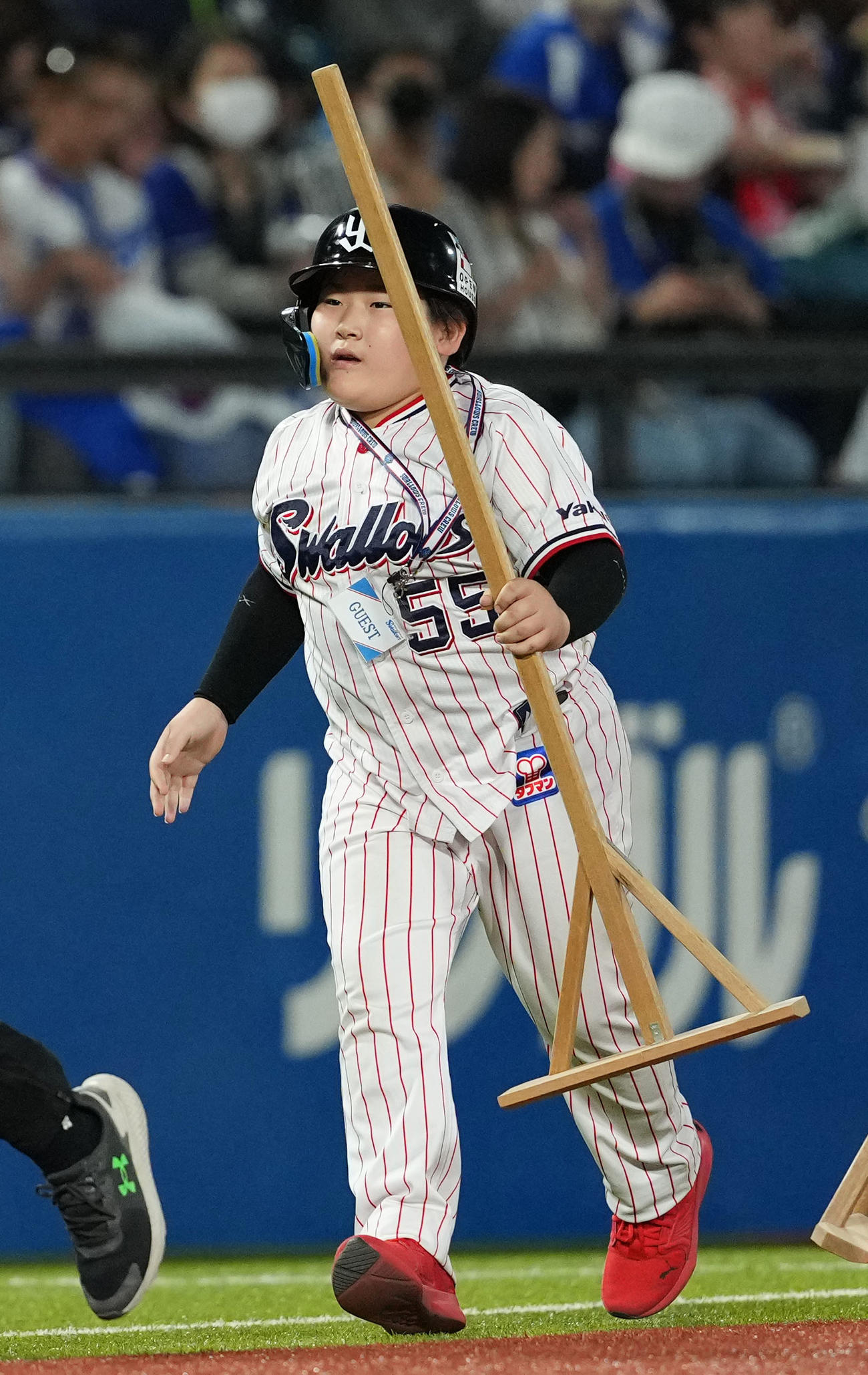 ヤクルト対中日　3回裏終了後、グラウンド整備を終え引き揚げるヤクルト村上のユニホームを着た子供（撮影・横山健太）