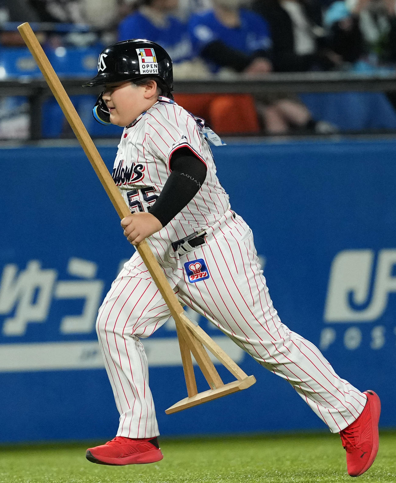 ヤクルト対中日　3回裏終了後、グラウンド整備を終え引き揚げるヤクルト村上のユニホームを着た子供（撮影・横山健太）