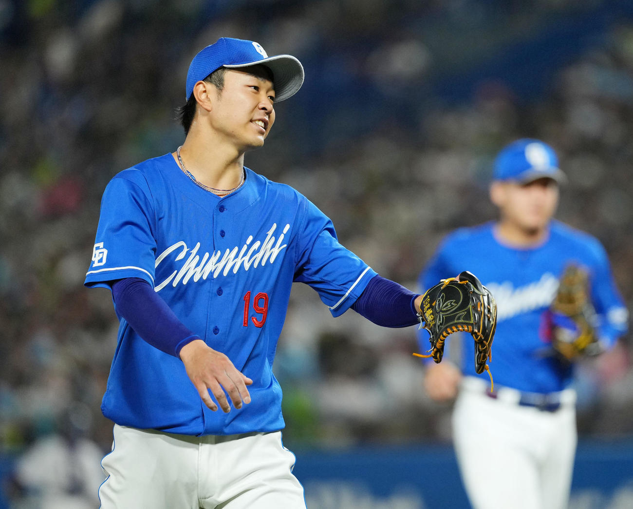 ヤクルト対中日　5回裏を3者連続三振に仕留め笑顔で引き揚げる高橋宏（撮影・横山健太）