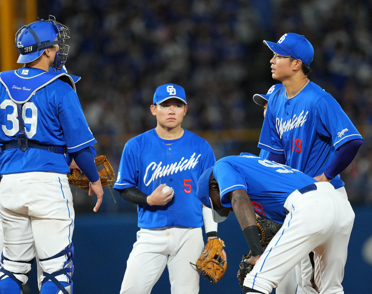 ヤクルト対中日　9回裏途中でマウンドを降りる中日高橋宏（右）（撮影・横山健太）