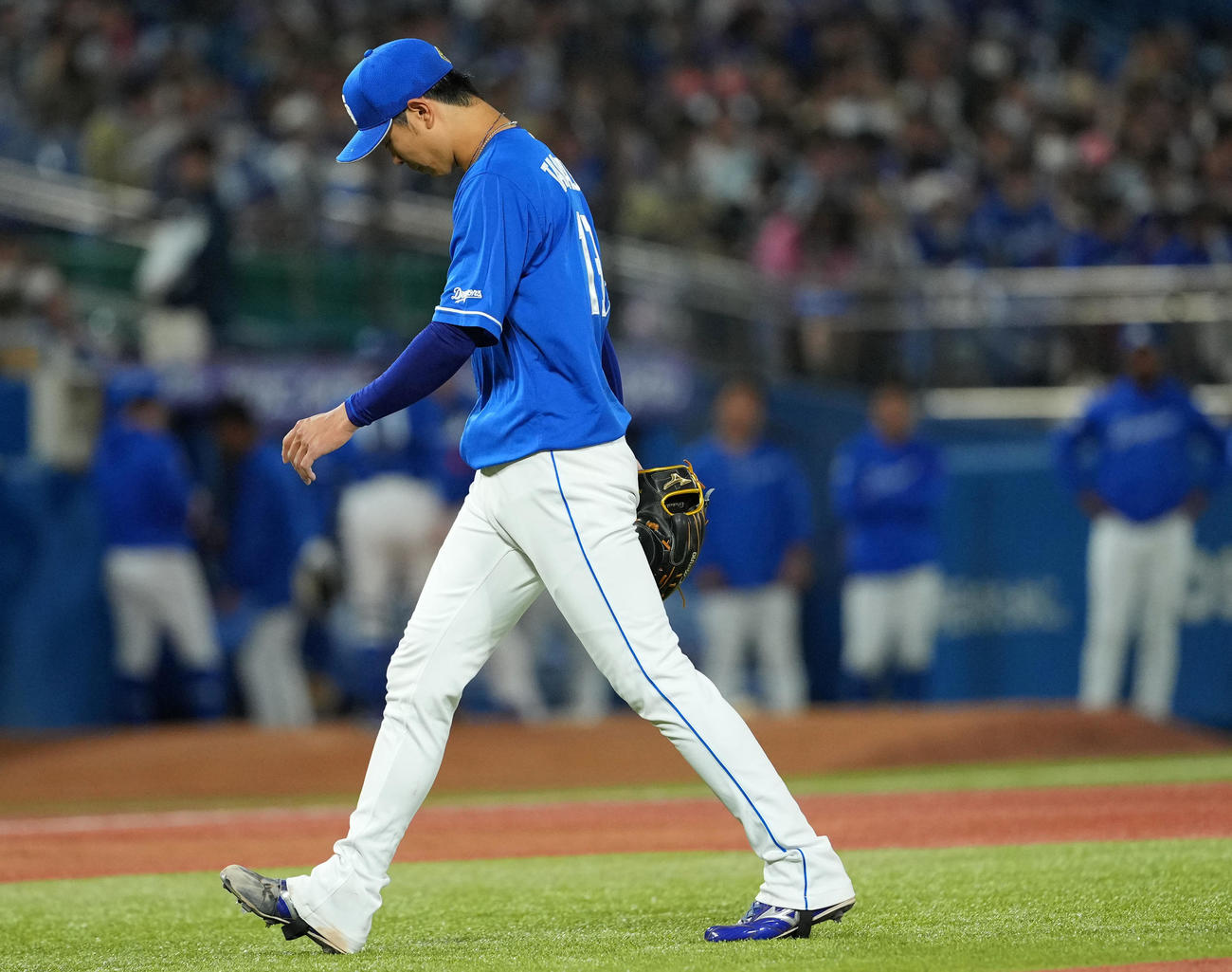 ヤクルト対中日　9回裏途中でマウンドを降りる中日高橋宏（撮影・横山健太）