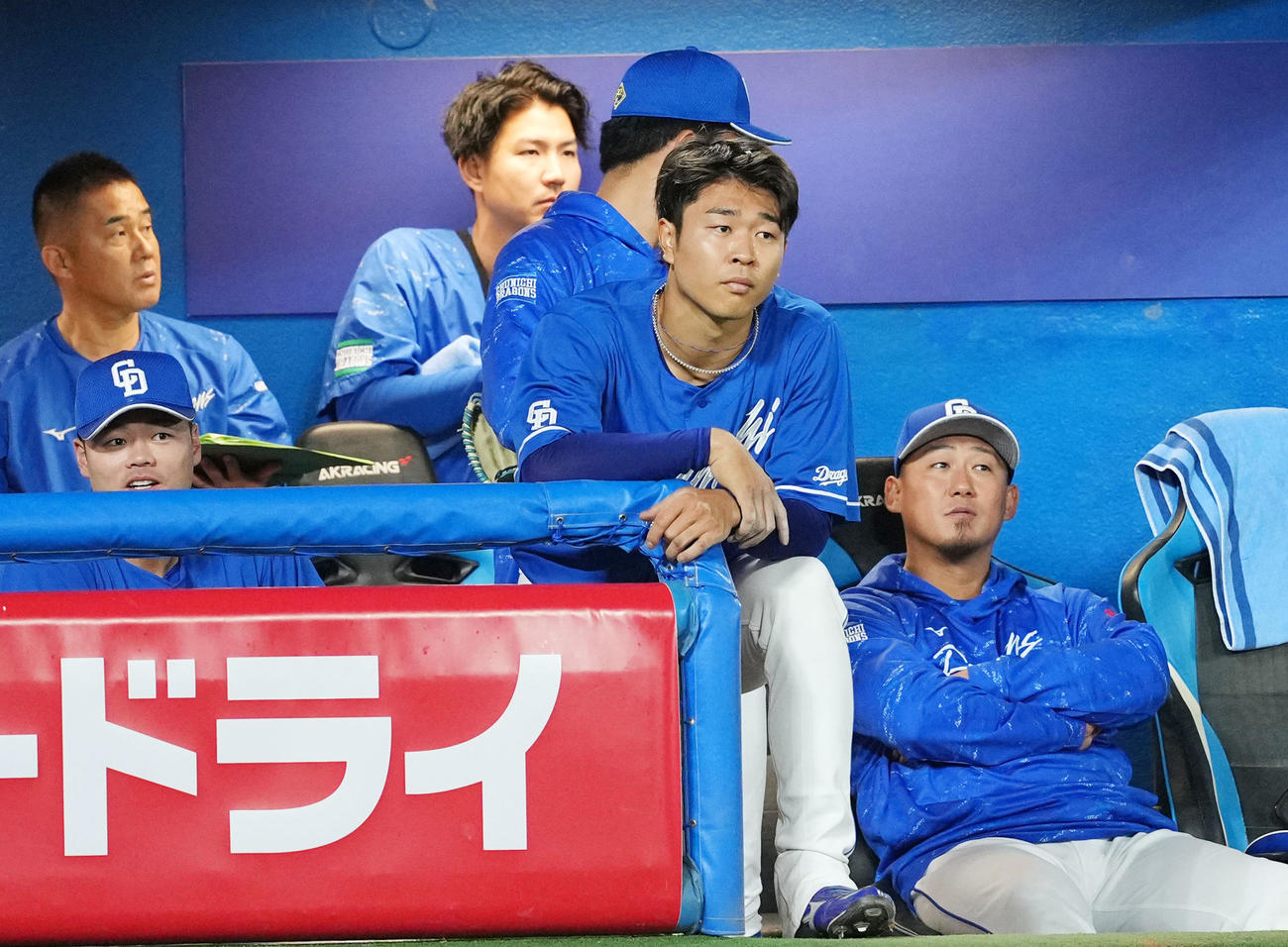 ヤクルト対中日　9回裏途中でマウンドを降りベンチから試合を見つめる中日高橋宏（手前中央）（撮影・横山健太）