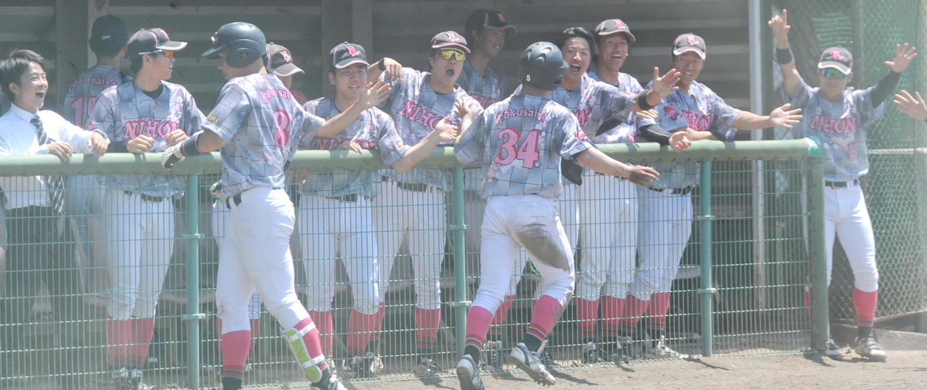 5回に勝ち越し、ベンチで盛り上がる日大国際関係の選手たち