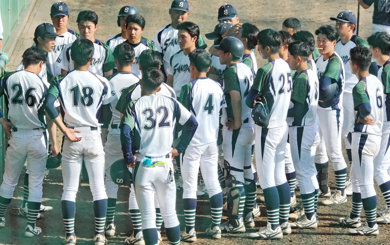 静岡大に敗れ、ベンチ前でミーティングする静岡産大の選手たち　　