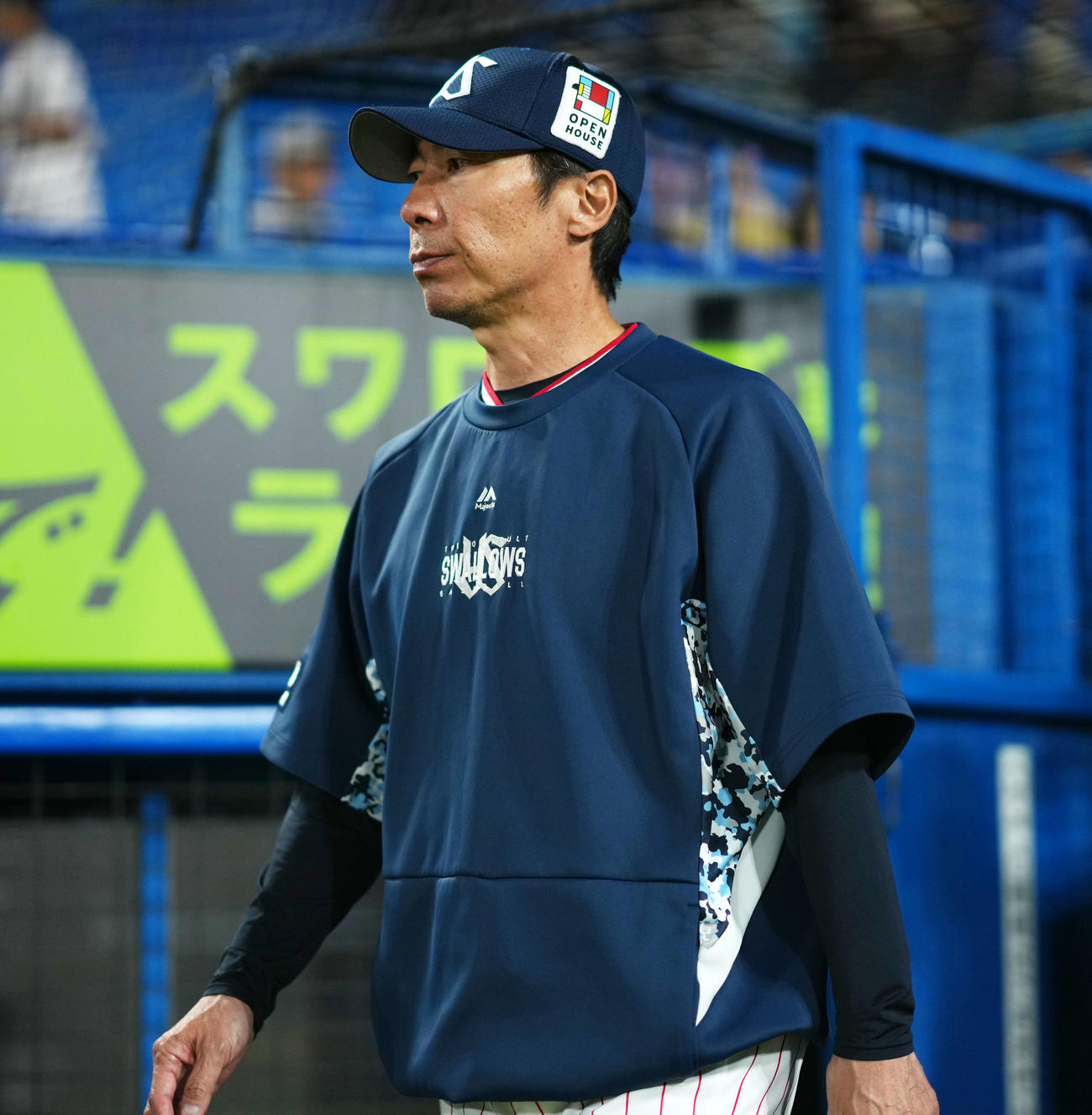 ヤクルト対中日　試合を終え引き揚げるヤクルト高津監督（撮影・横山健太）