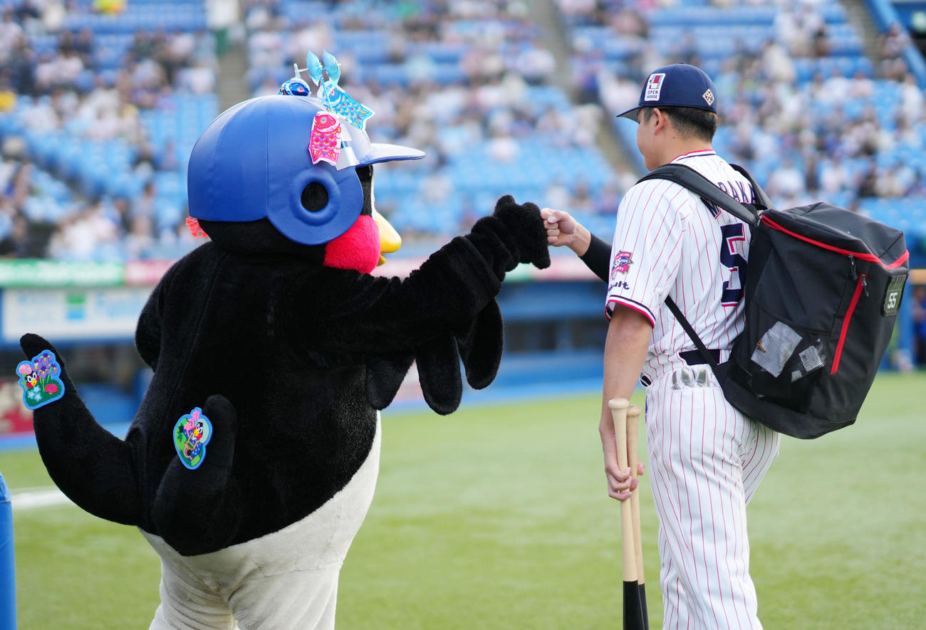 ヤクルト対中日　こいのぼりを持ちヤクルト村上を出迎えるつば九郎（撮影・横山健太）