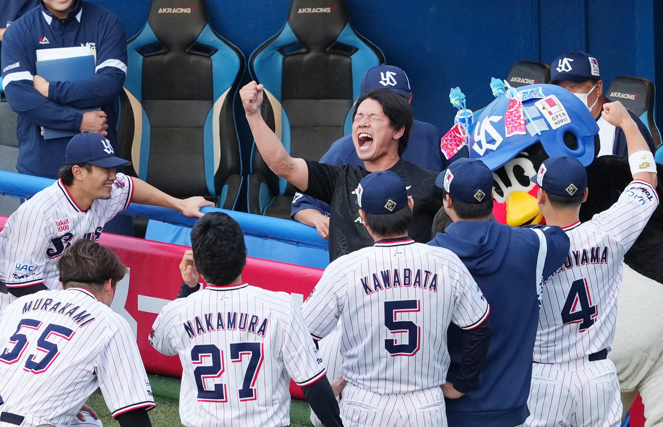 ヤクルト対中日　試合前円陣でハカを披露しナインを鼓舞するヤクルト増田（撮影・横山健太）